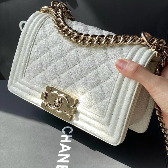 Classic CHANEL Bag: A Stylish and Versatile Choice for Elegance - Picture 1 of 6